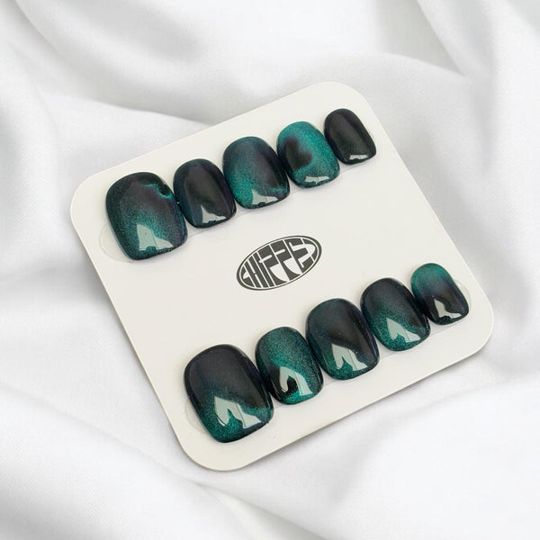 reusable press-on nails Gaslight 🖤 - Chipped Social 💅🏻 - the microchip manicure